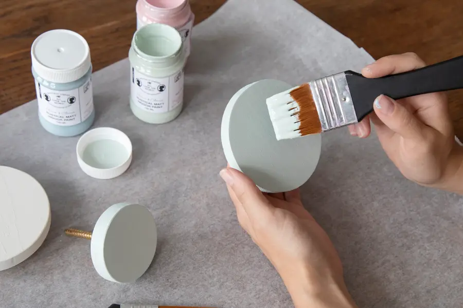 Person maler på en sirkel av tre 