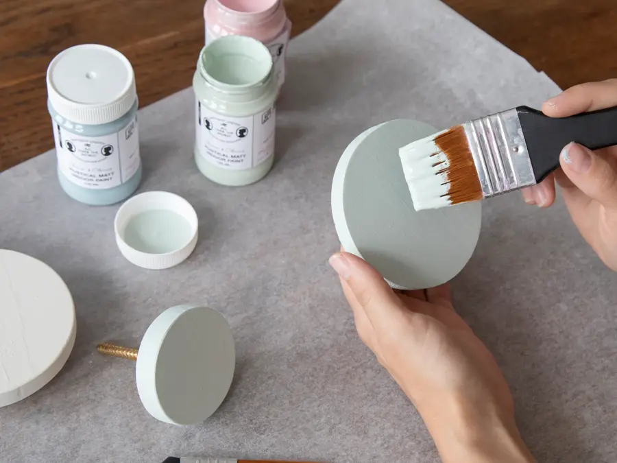 Person maler på en sirkel av tre 