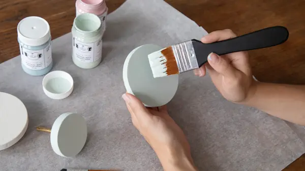 Person maler på en sirkel av tre 