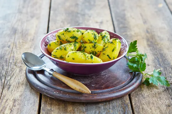 Skål med smørstekte poteter med dill på toppen