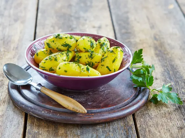 Skål med smørstekte poteter med dill på toppen