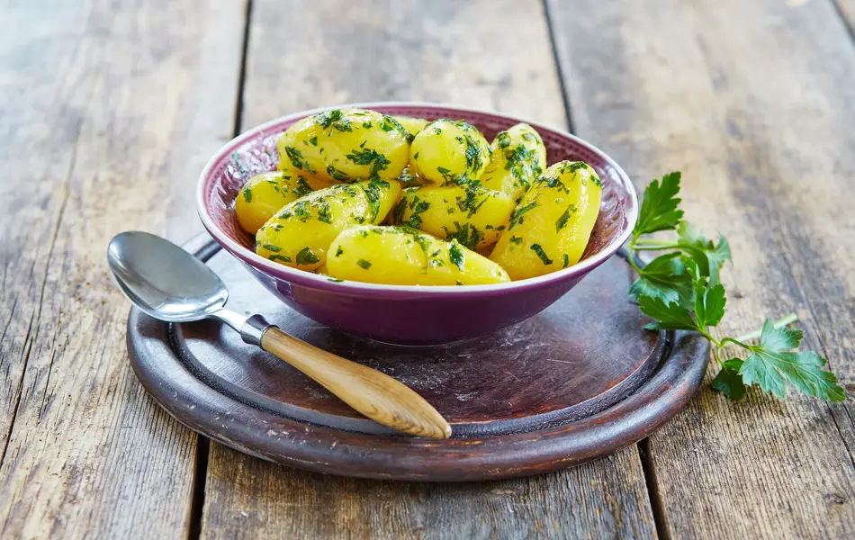 Skål med smørstekte poteter med dill på toppen