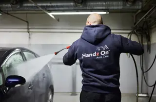 mann som vasker bil hos handz on bilpleie åsane