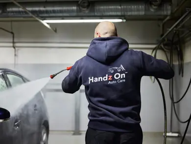 mann som vasker bil hos handz on bilpleie åsane