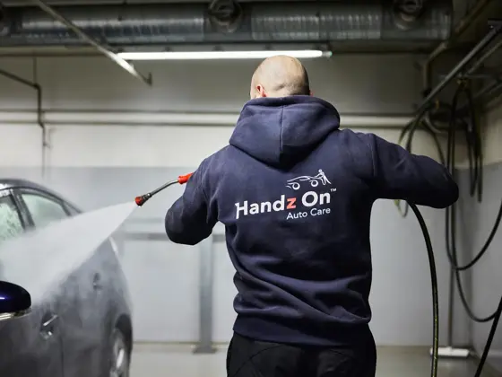 mann som vasker bil hos handz on bilpleie åsane
