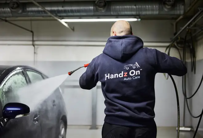 mann som vasker bil hos handz on bilpleie åsane