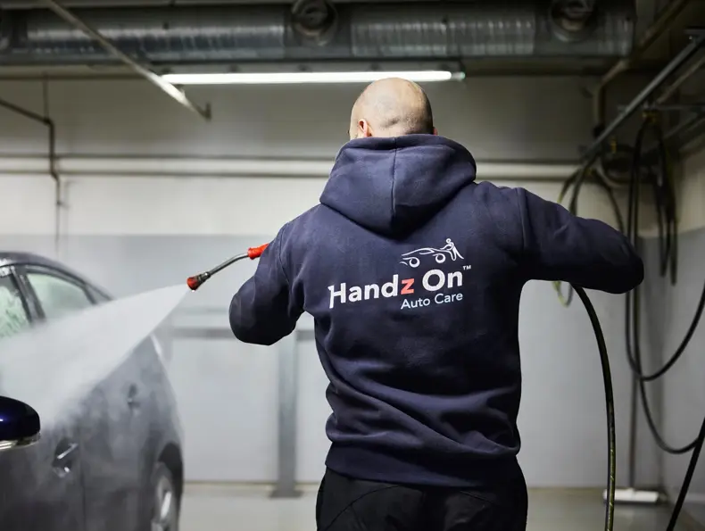 mann som vasker bil hos handz on bilpleie åsane