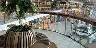 Bildet er tatt inne på kjøpesenteret Etage ved Trollhättan, og viser et utvalg av butikkene på senteret.