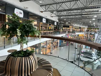 Bildet er tatt inne på kjøpesenteret Etage ved Trollhättan, og viser et utvalg av butikkene på senteret.
