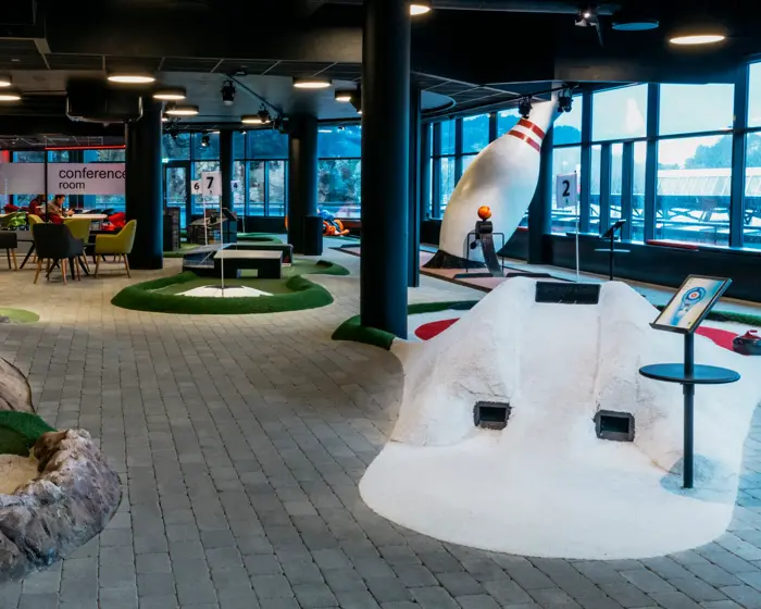 Minigolfbanen med store bowlingkjegler og grønt område