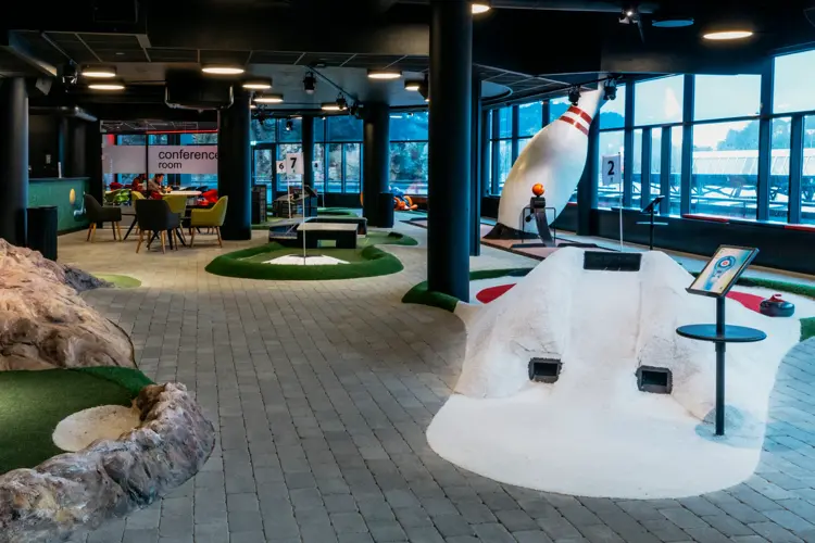 Minigolfbanen med store bowlingkjegler og grønt område