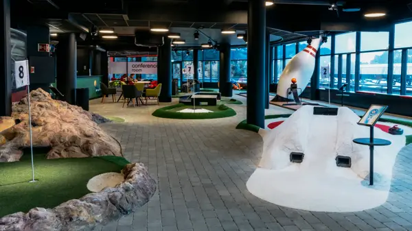 Minigolfbanen med store bowlingkjegler og grønt område