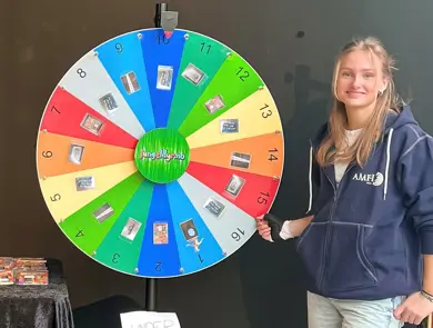 Jente står ved lykkehjul