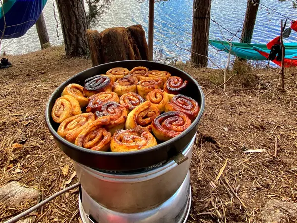 Kjappe kanelsnutter i en stekepanne som står på en primus
