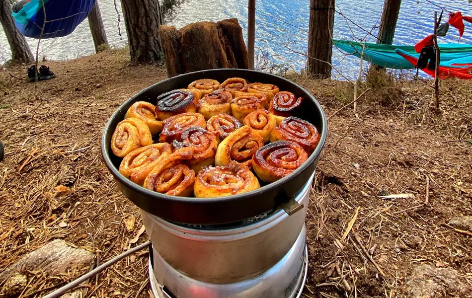 Kjappe kanelsnutter i en stekepanne som står på en primus