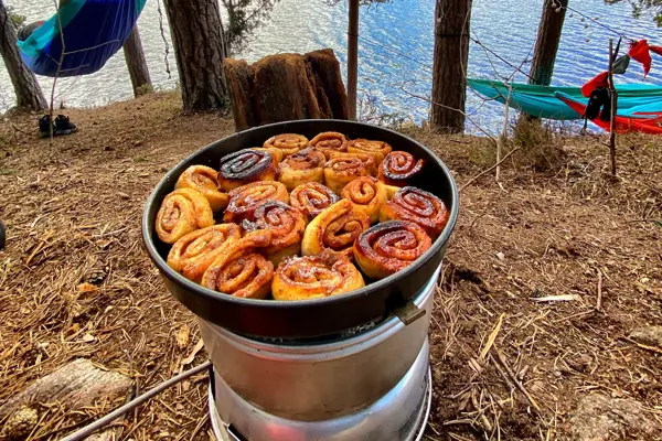 Kjappe kanelsnutter i en stekepanne som står på en primus