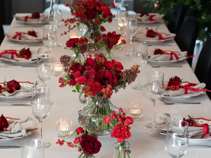 Tildekket bord med servise og blomster