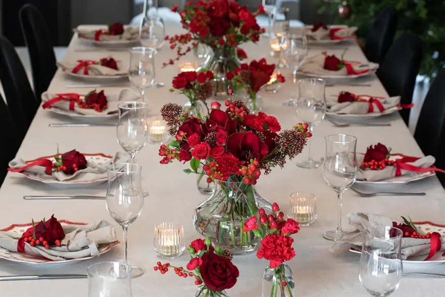 Tildekket bord med servise og blomster