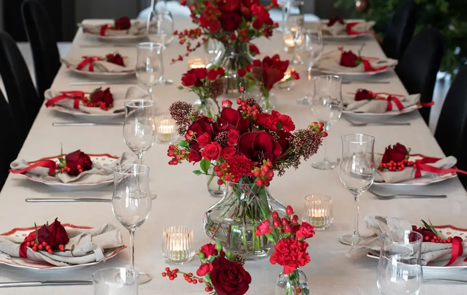 Tildekket bord med servise og blomster