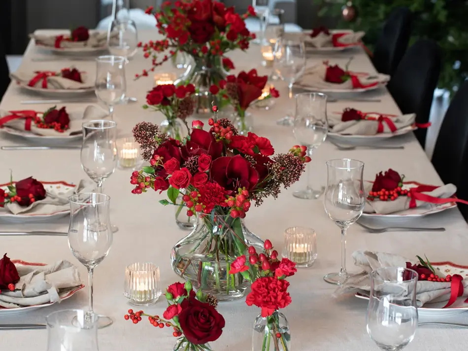 Tildekket bord med servise og blomster