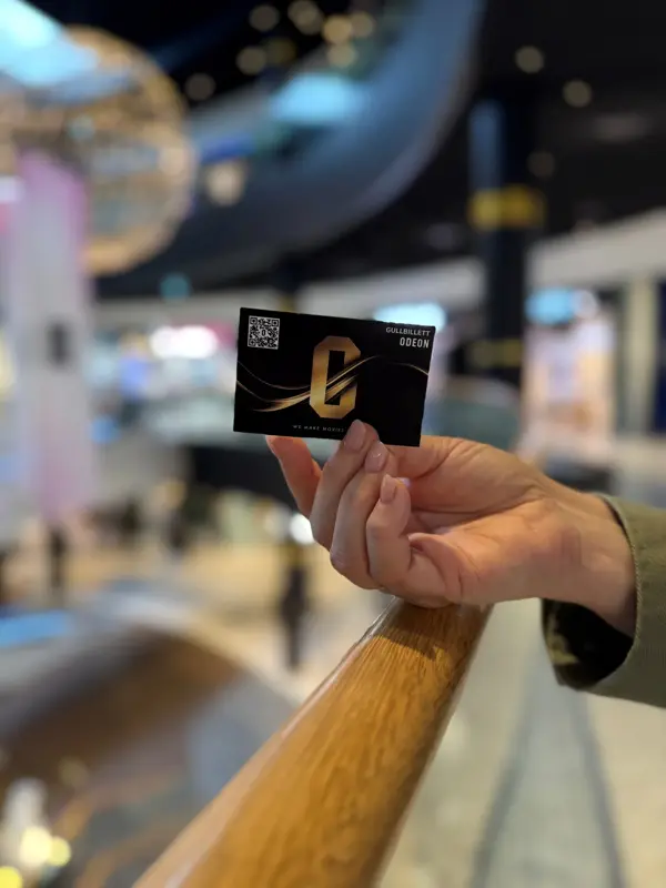 hånd som holder kinobillett fra odeon