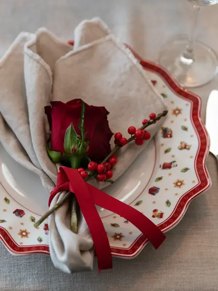 Servise dekket med serviett og blomster