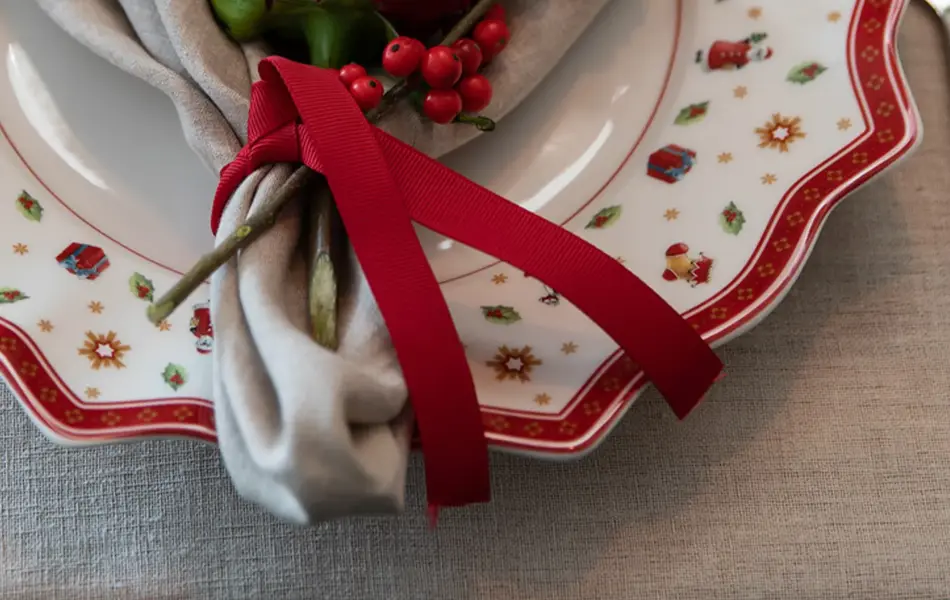 Servise dekket med serviett og blomster