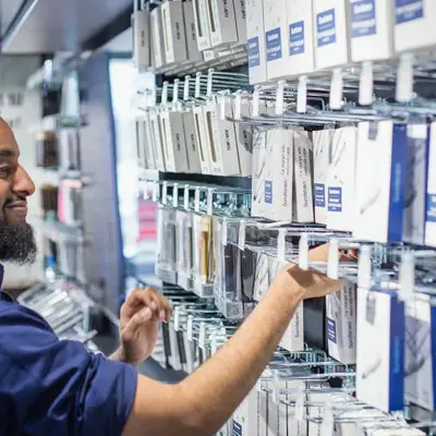 Mann henger opp deksel til mobil