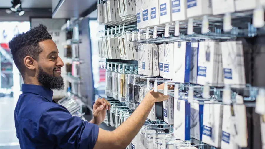 Mann henger opp deksel til mobil