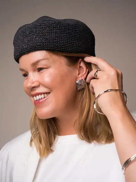 Elen med grå beret og sølvsmykker