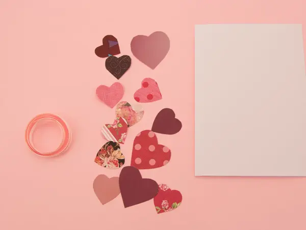 Tomt kort med hjerter på siden av som er klar til å limes på