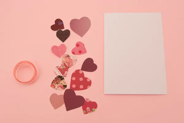 Tomt kort med hjerter på siden av som er klar til å limes på