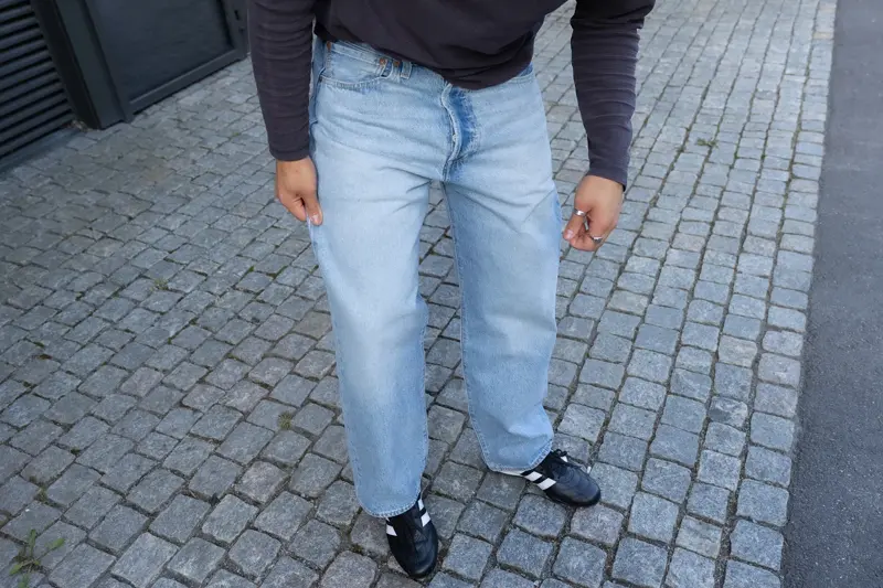 Nærbilde av jeans til herre