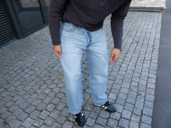 Nærbilde av jeans til herre