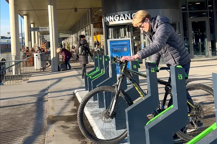 Noen som låser sin sykkel ved Storo