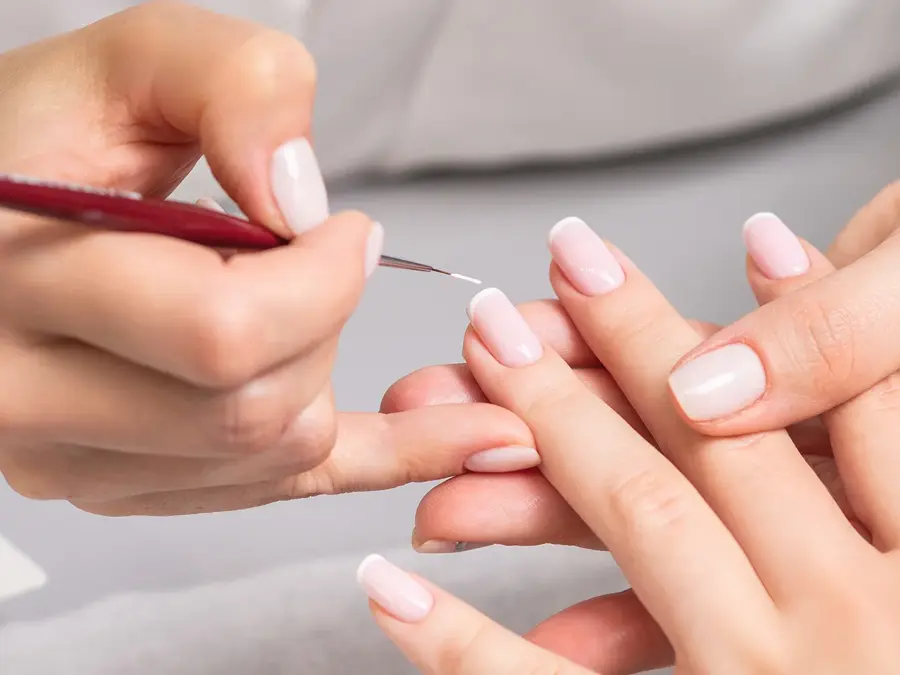 Dame får neglene fikset i en salong