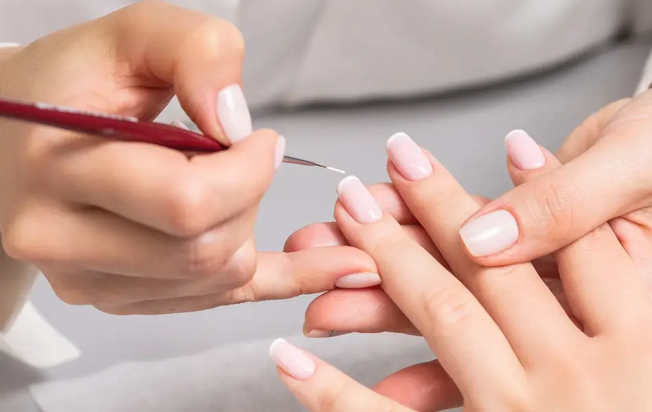 Dame får neglene fikset i en salong