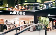 Bildet viser et utvalg av butikkene innendørs på Osaen Storsenter i Straume. 