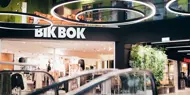 Bildet viser et utvalg av butikkene innendørs på Osaen Storsenter i Straume. 