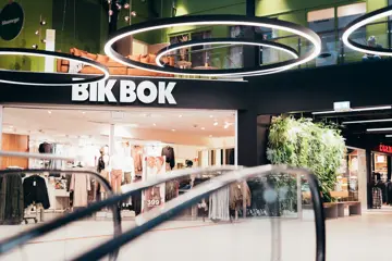 Bildet viser et utvalg av butikkene innendørs på Osaen Storsenter i Straume. 