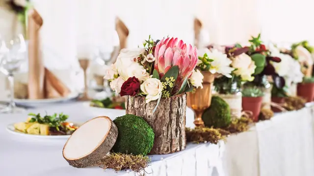 Borddekorasjon av bark og diverse blomster