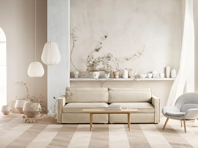 miljøbilde fra bolia i hvitt rom, beige sofa og bord