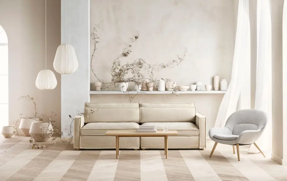 miljøbilde fra bolia i hvitt rom, beige sofa og bord