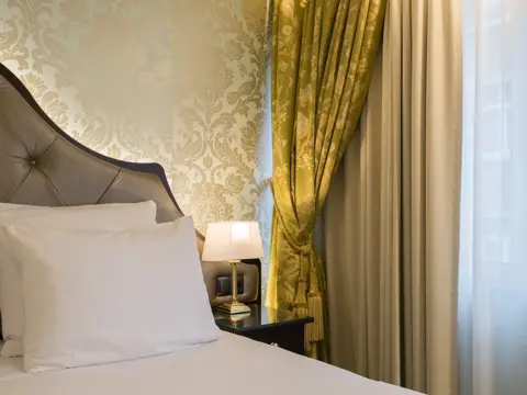 Stanhope_hotel_bedroom