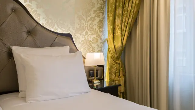Stanhope_hotel_bedroom