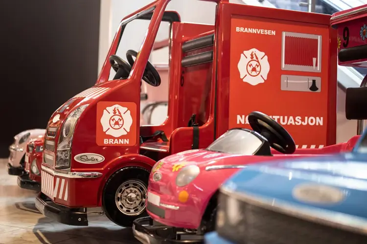 Alle små barn kan ta sertifikat i de kule Kvadratbilene våre! 