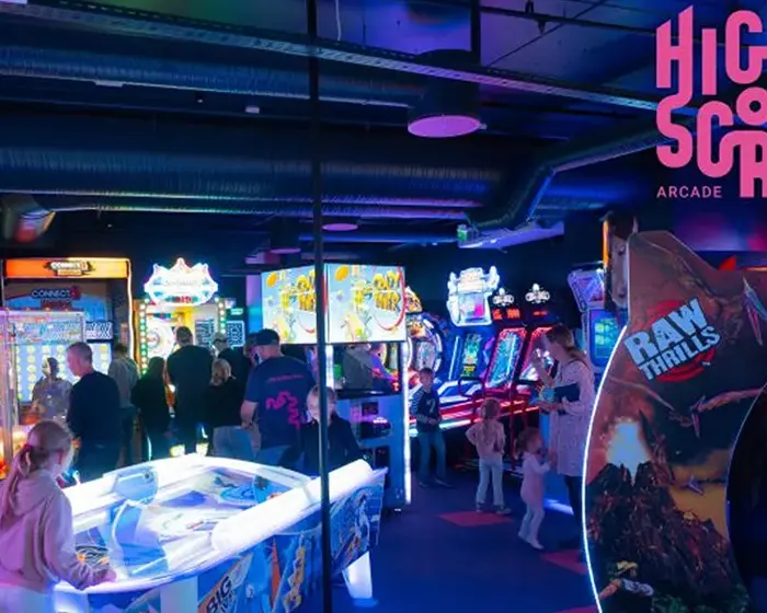 Spillrom med mange barn som spiller