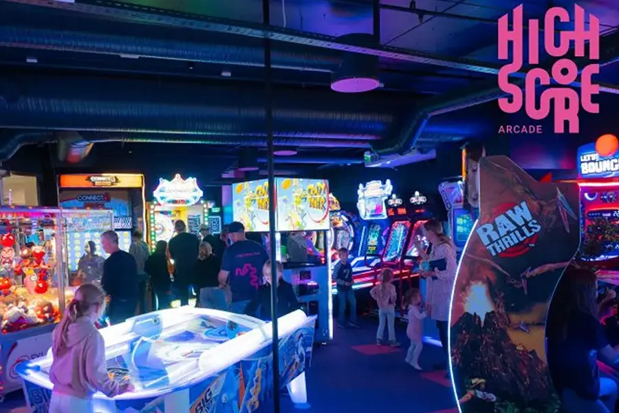 Spillrom med mange barn som spiller