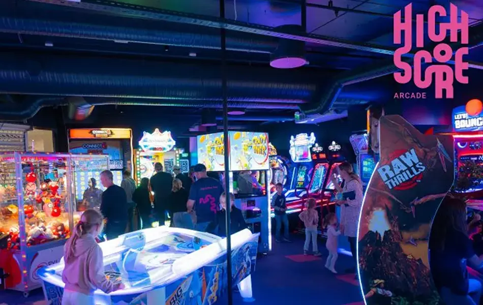 Spillrom med mange barn som spiller