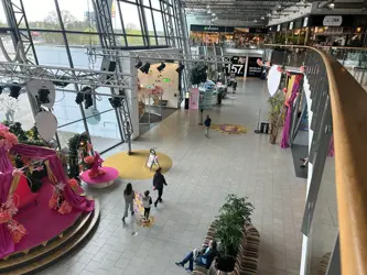 Bildet er tatt inne på kjøpesenteret Etage ved Trollhättan, og viser et utvalg av butikkene på senteret.